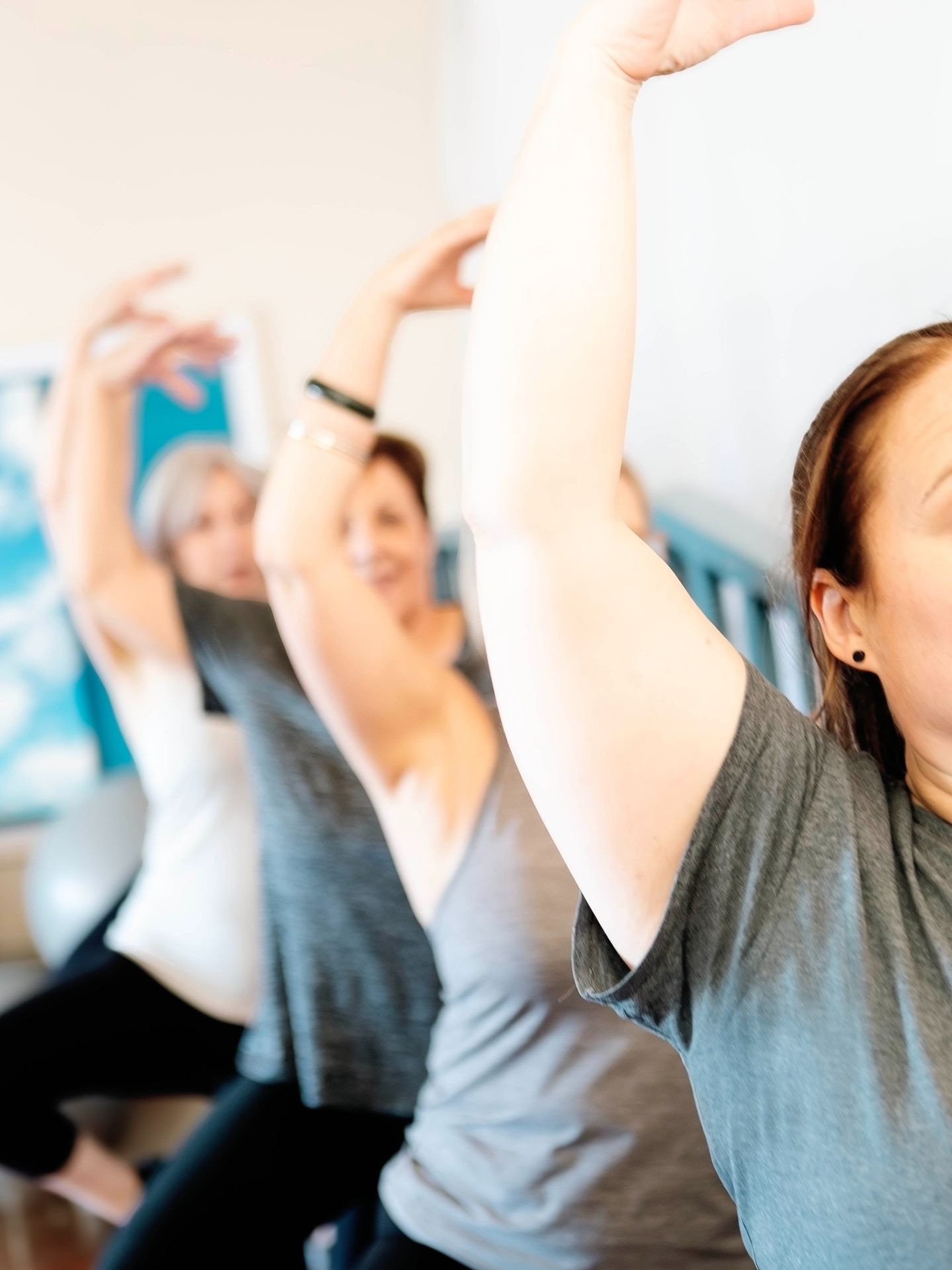 Group Barre Class of people doing pliets